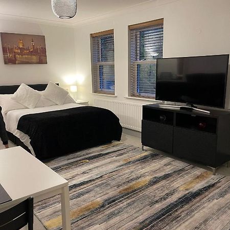 Apartament Stunning Studio Flat - Free Parking - 3 Min From Sutton Station Zewnętrze zdjęcie