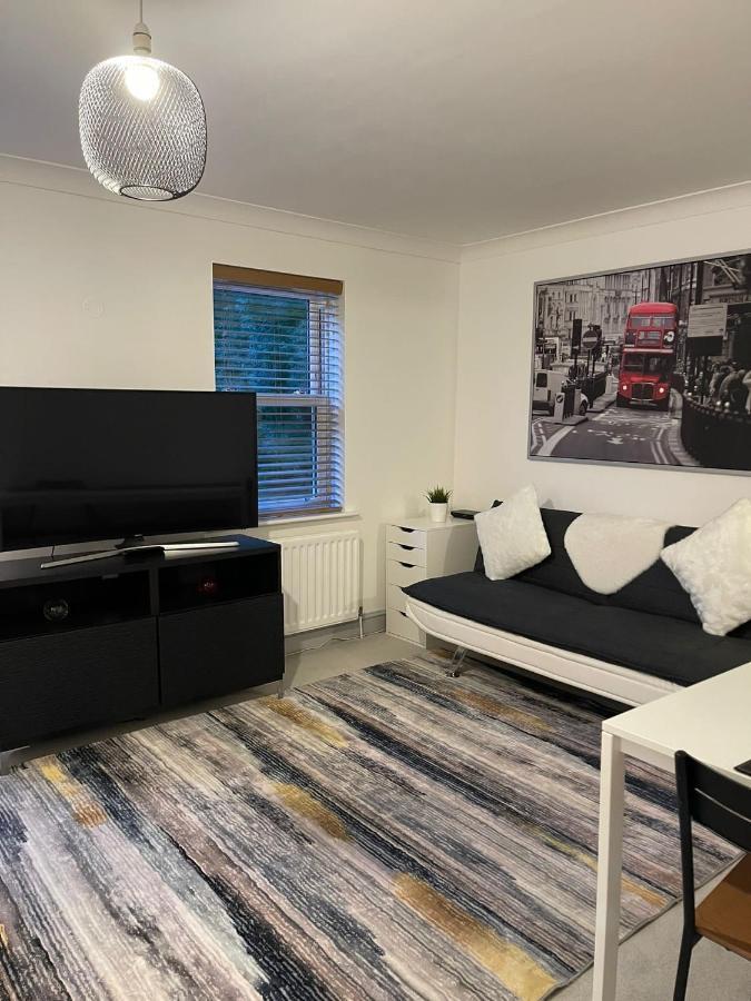 Apartament Stunning Studio Flat - Free Parking - 3 Min From Sutton Station Zewnętrze zdjęcie