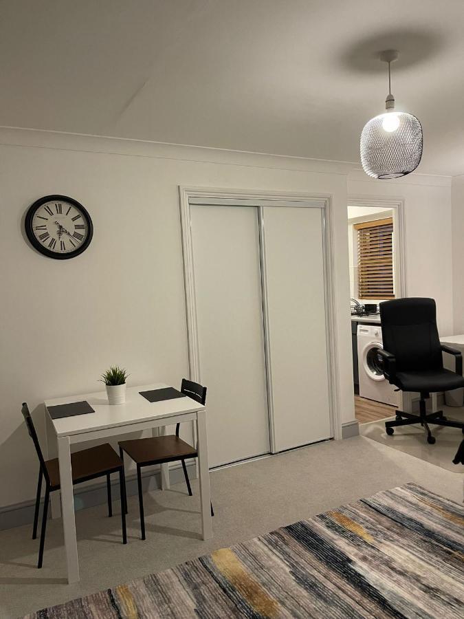 Apartament Stunning Studio Flat - Free Parking - 3 Min From Sutton Station Zewnętrze zdjęcie