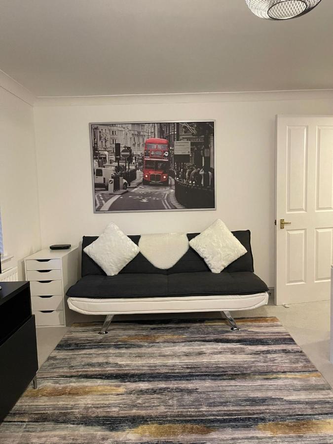 Apartament Stunning Studio Flat - Free Parking - 3 Min From Sutton Station Zewnętrze zdjęcie