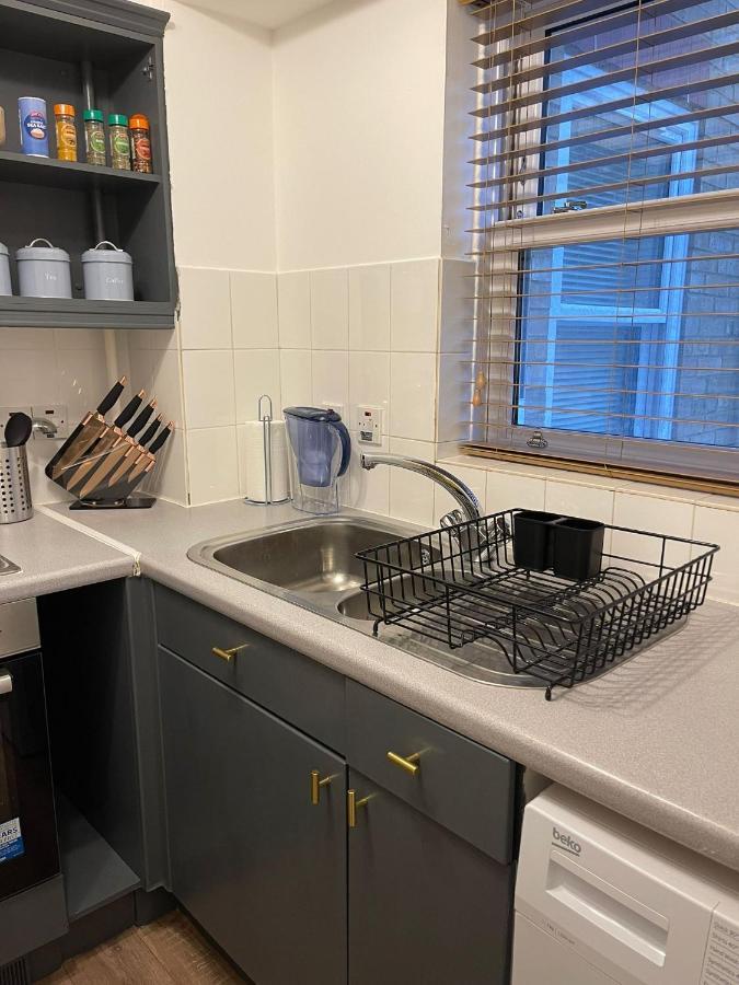 Apartament Stunning Studio Flat - Free Parking - 3 Min From Sutton Station Zewnętrze zdjęcie