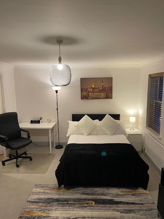 Apartament Stunning Studio Flat - Free Parking - 3 Min From Sutton Station Zewnętrze zdjęcie