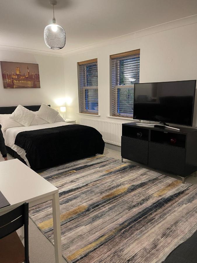 Apartament Stunning Studio Flat - Free Parking - 3 Min From Sutton Station Zewnętrze zdjęcie